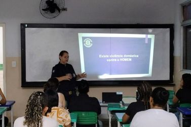 GCM realiza palestra do Agosto Lil&aacute;s em escola de Rio das Pedras