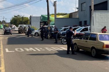 GCM e PM realizam opera&ccedil;&atilde;o de tr&acirc;nsito e fiscalizam 37 ve&iacute;culos em Rio das Pedras