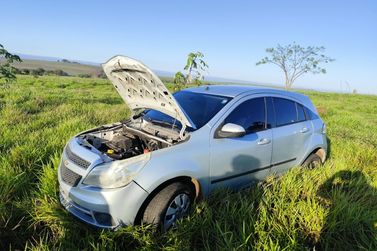 GCM localiza carro com registro de furto em &aacute;rea verde de Rio das Pedras