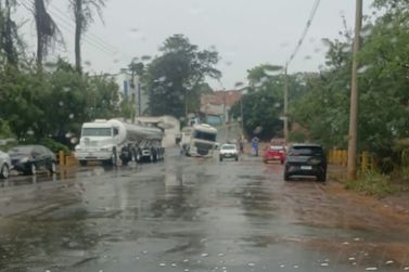 Temporal provoca desmoronamento de avenida e deixa caminh&atilde;o e carretinha presos