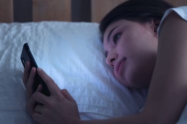 Voc&ecirc; dorme com o celular do lado da cama? Veja um h&aacute;bito que pode atrapalhar seu sono