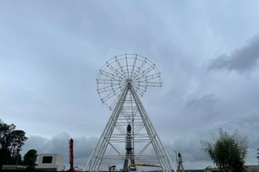 Obra da "maior roda gigante do Brasil" avança ao lado da Ponte da Integração