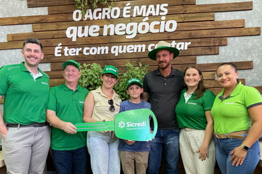 Sicredi Vanguarda realiza entrega simbólica de consórcio durante Show Rural
