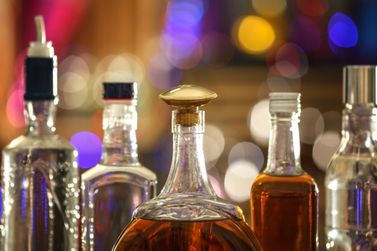 Secretaria da Sa&uacute;de do PR faz alerta sobre intoxica&ccedil;&atilde;o por metanol em bebida