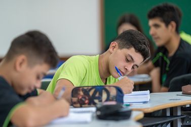 Estudantes e respons&aacute;veis t&ecirc;m at&eacute; sexta para efetuar matr&iacute;cula na rede estadual