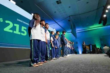 Paran&aacute; distribuir&aacute; uniformes completos a estudantes da rede estadual