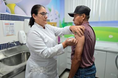 Paran&aacute; vacina 597 mil pessoas contra gripe e refor&ccedil;a convoca&ccedil;&atilde;o de grupos priorit&aacute;rios