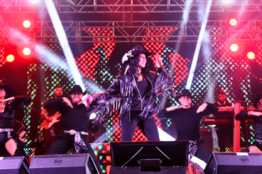 Ana Castela atrai multid&atilde;o em show hist&oacute;rico e familiar no anivers&aacute;rio de Santa Helena