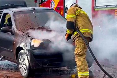 Carro pega fogo e pai salva a filha cadeirante antes de as chamas se alastrarem