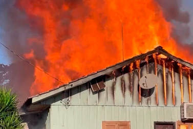 Casa &eacute; destru&iacute;da por inc&ecirc;ndio e idoso quase vira v&iacute;tima em Missal