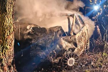 Duas pessoas morrem carbonizadas na regi&atilde;o, ap&oacute;s carro bater contra &aacute;rvore 