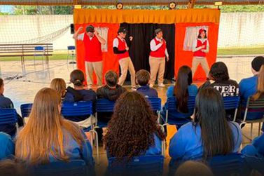 Pato Bragado promove a&ccedil;&otilde;es do Maio Laranja com estudantes