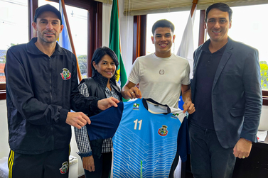 Atacante de Pato Bragado se prepara para embarque em desafio no futebol da Coreia do Sul