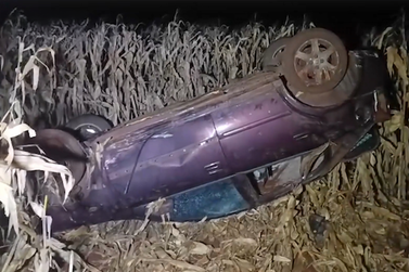 Casal &eacute; socorrido ap&oacute;s carro capotar e parar em meio a milharal
