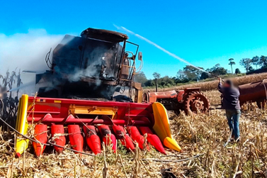 Inc&ecirc;ndio em colheitadeira mobiliza equipes de socorro em propriedade rural