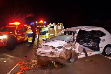 Jovem de 27 anos morre ap&oacute;s batida entre carro e caminh&atilde;o na regi&atilde;o