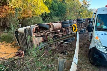 Motorista de 35 anos morre ap&oacute;s tombamento de carreta na regi&atilde;o
