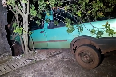 Motorista embriagado &eacute; preso ap&oacute;s derrubar muro com Fiat Strada na regi&atilde;o
