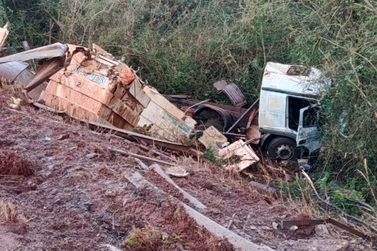 Motorista perde o controle, caminh&atilde;o sai da pista e tomba em barranco na regi&atilde;o