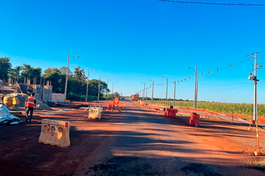 Sinaliza&ccedil;&atilde;o e ilumina&ccedil;&atilde;o marcam fase final das obras que ligam a Puerto Indio