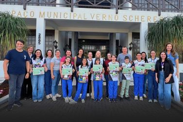 Alunos s&atilde;o homenageados e recebem certificados por representar Pato Bragado na FICSesi
