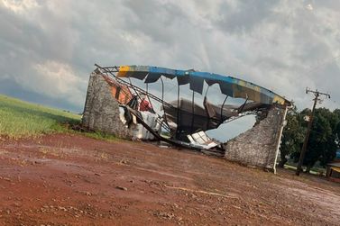 Ventania destr&oacute;i barrac&atilde;o, derruba postes e causa danos em Santa Helena nesta segunda