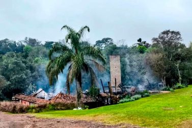 Celeiro Peixes e Companhia em Toledo &eacute; completamente destru&iacute;do por inc&ecirc;ndio 