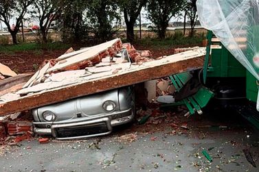 Barrac&atilde;o da fam&iacute;lia Sperafico desaba no temporal e destr&oacute;i cole&ccedil;&atilde;o de carros cl&aacute;ssicos