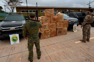 Cigarros contrabandeados s&atilde;o encontrados sob lona em &aacute;rea de mata na regi&atilde;o