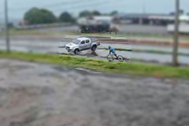 Hilux atravessa a rodovia e capota v&aacute;rias vezes; ciclista salta da bicicleta para escapar