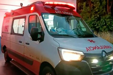 Homem de 34 anos &eacute; encontrado ca&iacute;do na rua com ferimentos graves por arma branca