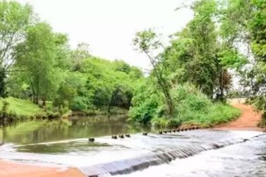 Ponte Molhada fica submersa ap&oacute;s fortes chuvas e bloqueia passagem no interior de Missal