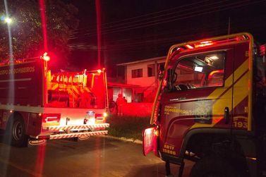 Inc&ecirc;ndio destr&oacute;i restaurante e mobiliza Bombeiros em Santa Helena