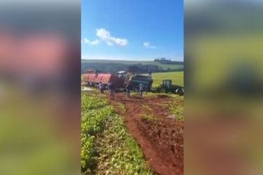 Caminh&atilde;o encalhado h&aacute; 13 dias em lavoura &eacute; removido de propriedade em C&eacute;u Azul