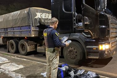 PRF apreende mais de 45 kg de drogas escondidas em caminh&atilde;o em Santa Terezinha