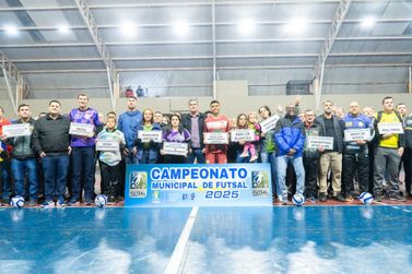 Municipal de Futsal 2025 come&ccedil;a em clima de festa e Complexo Hugo Puhl lotado