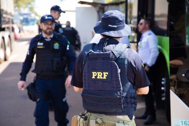 PRF realiza opera&ccedil;&atilde;o para fiscalizar ve&iacute;culos de transporte de passageiros 