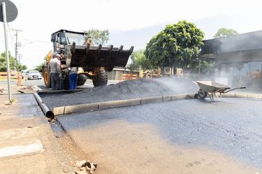 Prefeitura realiza tapa-buracos e implanta lombadas