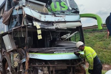PRF atende acidente envolvendo &ocirc;nibus e caminh&atilde;o na BR-277 