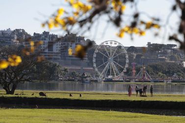 Fim de semana ser&aacute; de sol, calor e pouca chuva no Paran&aacute;