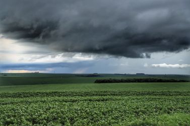 Nova frente fria aumenta risco de tempestades no in&iacute;cio da semana no Paran&aacute;