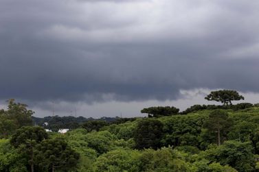 Chuva avan&ccedil;a no Paran&aacute; e amplitude t&eacute;rmica marca a semana