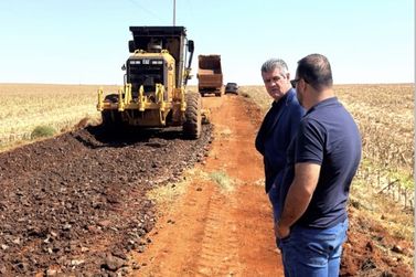 Prefeitura realiza cascalhamento na estrada SG-057, na regi&atilde;o de Tr&ecirc;s Fazendas