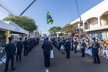 Desfile C&iacute;vico re&uacute;ne milhares de pessoas em Santa Terezinha de Itaipu