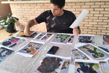 Biblioteca de Ibat&eacute; recebe exposi&ccedil;&atilde;o &ldquo;Do desenho ao RPG&rdquo; do artista Luigi Oliveira