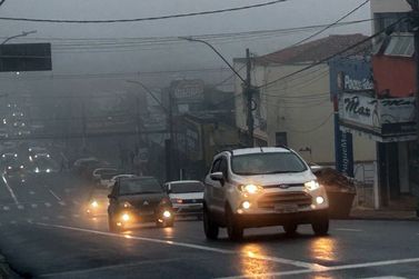 Frente fria muda tempo em S&atilde;o Carlos; tarde de quarta-feira registra forte neblina