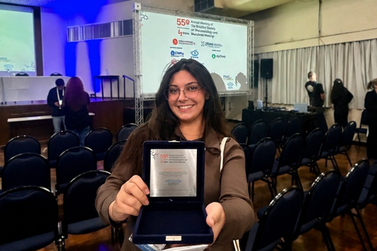 Let&iacute;cia Garcia Beghini, graduanda da UFSCar, &eacute; premiada com o SBBq Award