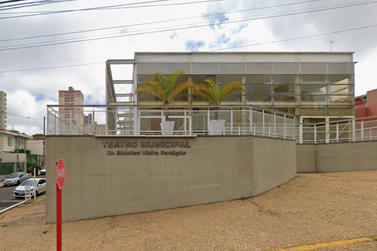 Promessa de licita&ccedil;&atilde;o de R$ 1,1 milh&atilde;o para reforma de teatro municipal