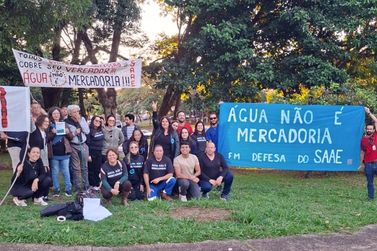 Servidores do SAAE realizam protesto contra privatiza&ccedil;&atilde;o no Terminal Rodovi&aacute;rio