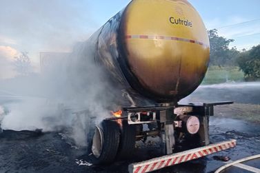 Defesa Civil de Ibat&eacute; controla inc&ecirc;ndio em carreta na Rodovia Washington Lu&iacute;s